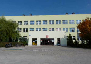 Budynek szkoły - wejście główne.